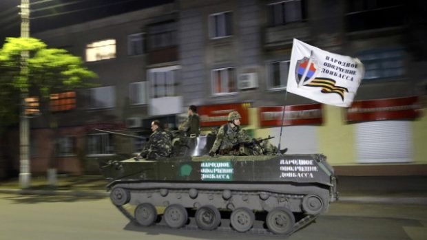Ukrajina, Slavjansk. Bojové vozidlo s proruskými ozbrojenci hlídkuje v ulicích města