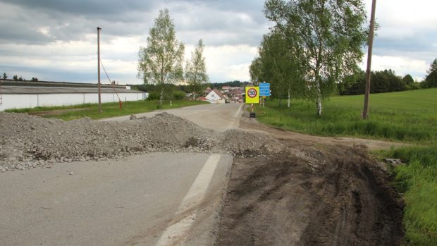 Strmilov na Jindřichohradecku. Řada řidičů objížďku kvůli práci na silnici I/23 nerespektuje. Nepomáhá ani improvizovaný zátaras z navezené hlíny