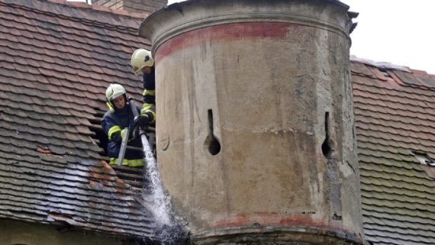 Hasiči zdolali požár jedné ze střešních kopulí zámku v Červené Řečici na Pelhřimovsku