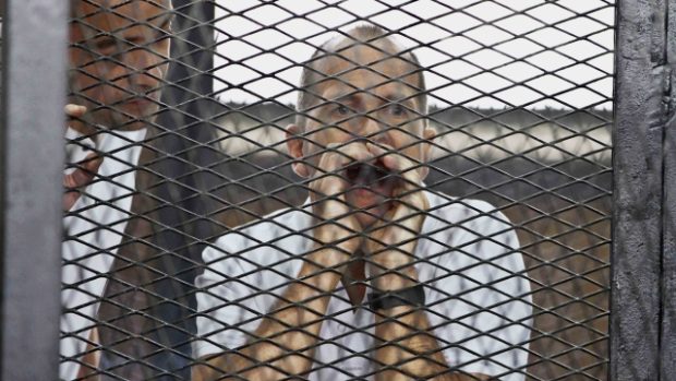 Australský novinář Al-Džazíry Peter Greste v soudní síni v Káhiře