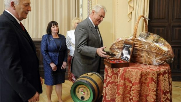 Prezident Miloš Zeman si prohlíží dárky, které na zámku Zbiroh dostal (vlevo hejtman Plzeňského kraje Václav Šlajs)