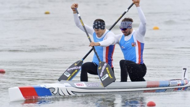 Jaroslav Radoň (vlevo) a Filip Dvořák obsadili druhé místo v kategorii C2 závodu Světového poháru v rychlostní kanoistice na 1000m