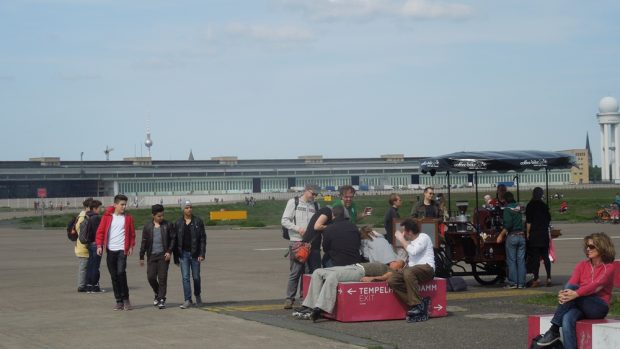 Plochu u letiště Tempelhof v Berlíně využívají lidé pro nordic-walking, landkiting a další aktivní i pasivní rekreaci, město by rádo část zastavělo