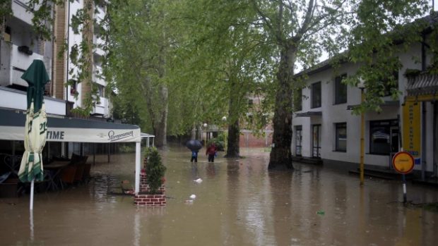 Bosna, zatopená ulice v Maglaji