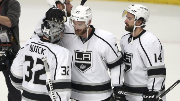 Hokejisté Los Angeles Kings (zleva), brankář Jonathan Quick, Jeff Carter a Justin Williams slaví vítězství na ledě Chicaga