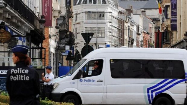 Policisté hlídkují u místa v centru Bruselu, kde se odpoledne střílelo