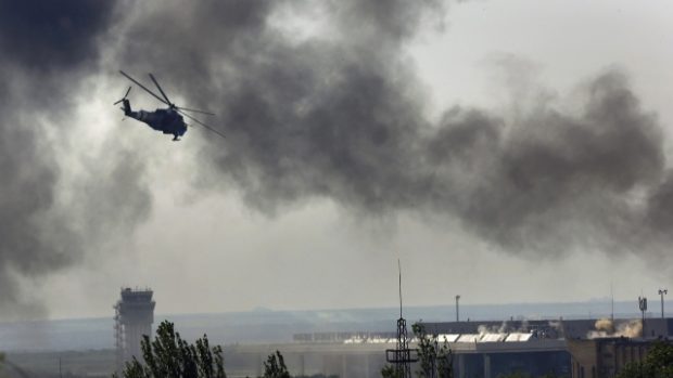 Ukrajinská helikoptéra poblíž doněckého letiště