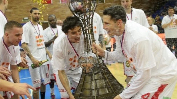 Jiří Welsch a Petr Benda (vpravo) zvedají pohár pro vítěze basketbalové ligy.