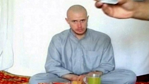 Četař Bowe Bergdahl na snímku pořízeném z videa, které v roce 2009 natočili jeho únosci
