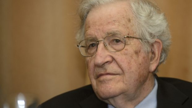 Noam Chomsky v Praze (snímek z 2. června)