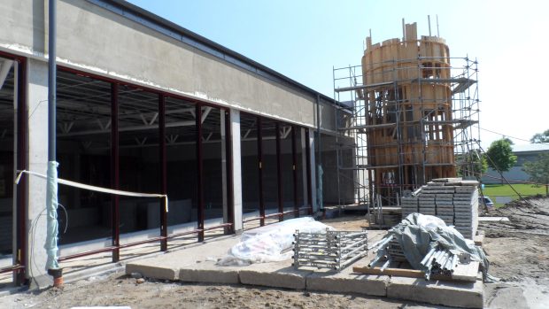 Klatovy, stavba bazénu. Návštěvníci by si na toto místo mohli jít zaplavat už letos na podzim, čekat by je měla i řada vodních atrakcí