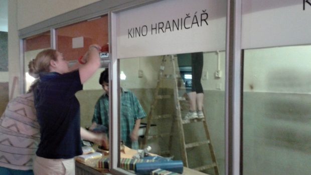 Dobrovolníci začali s úpravami v bývalém kině Hraničář