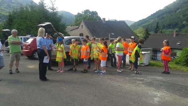 Dopravní policisté pořádají preventivní akce pro děti. S třeťáky z Brné na Ústecku kontrolovali řidiče