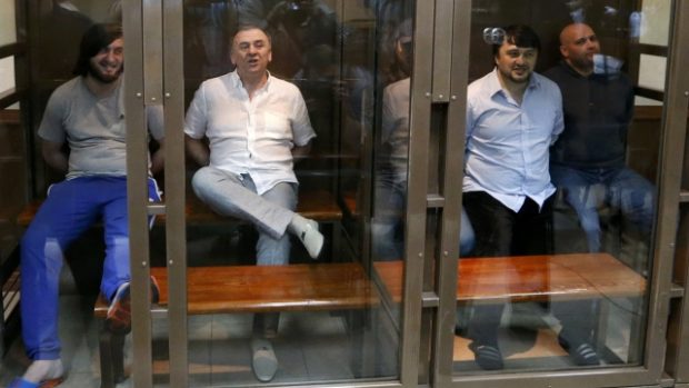 Obžalovaní z vraždy ruské novinářky Anny Politkovské na soudním  jednání v Moskvě, uprostřed Ibrahim Machmudov, a Lom-ali Gaitukayev
