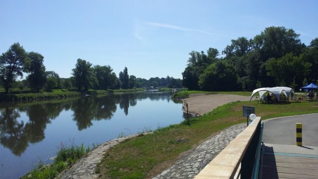 Brandýs nad Labem. Po nové cyklostezce se lidé dostanou i na Ostrůvek, lesopark obklopený říčními rameny. Vznikla i nová písečná pláž