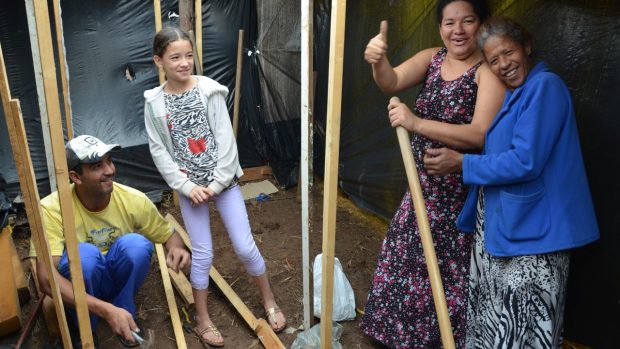 Brazilské Sao Paulo těsně před fotbalovým šampionátem: Rodina Gleide Nalvy a Leonela si připravuje chatrč pro případ, že nezvládne platit nájem. Humor je ale neopouští