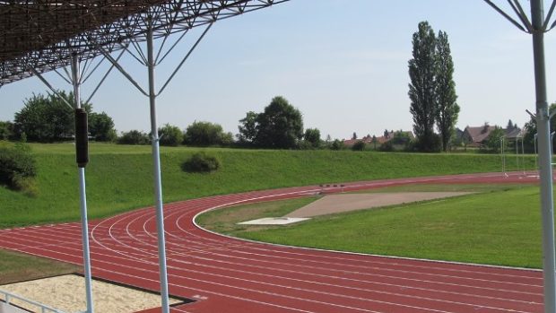 Nová běžecká dráha na atletickém stadionu v Kutné Hoře