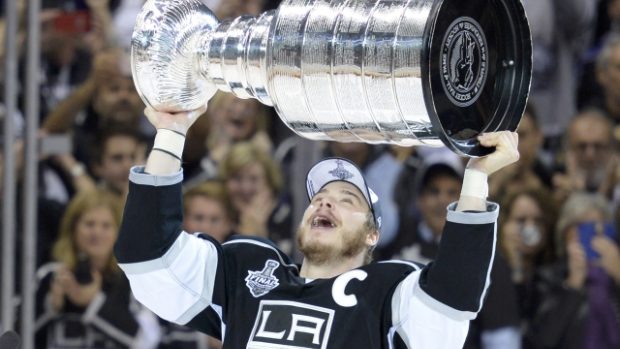 Hokejista Dustin Brown z týmu LA Kings slaví zisk Stanley Cupu