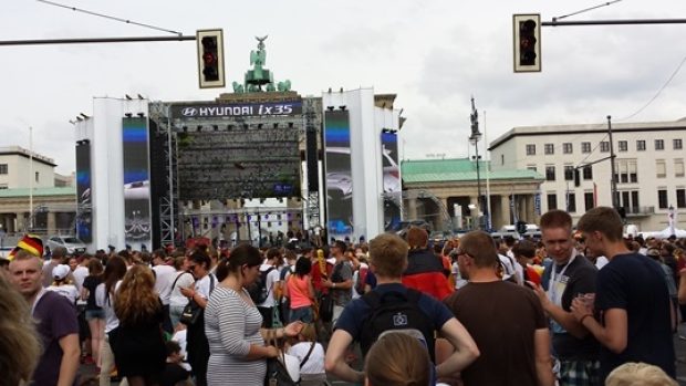 Fanzóna u Braniborské brány v Berlíně. Němečtí fanoušci nadšeně sledovali vítězství národního týmu nad Portugalskem během MS v Brazílii. 16. 6. 2014