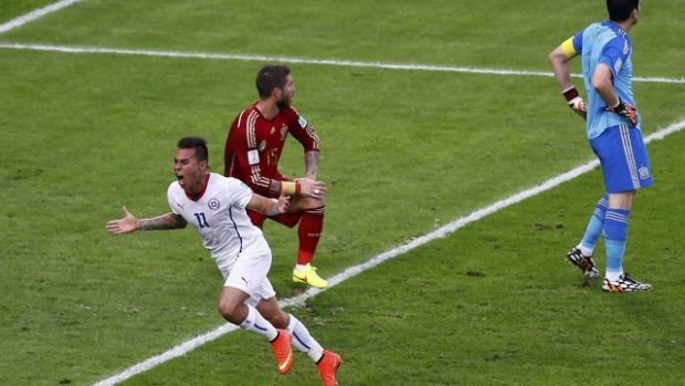 Eduardo Vargas (vlevo) slaví první gól proti Španělsku, rozhodl o vyřazení úřadujících mistrů světa