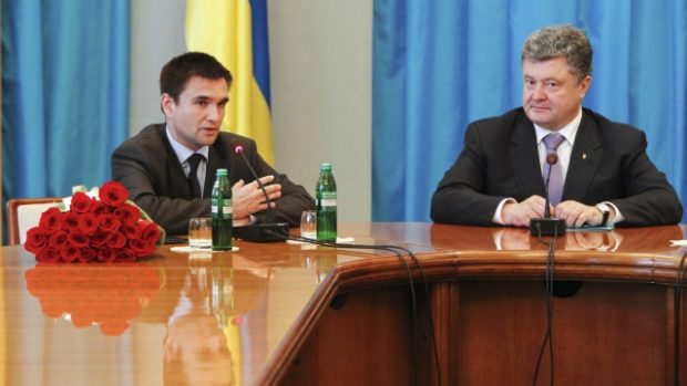 Ukrajinský prezident Petro Porošenko naslouchá projevu nově zvoleného ministra zahraničí Pavla Klimkina
