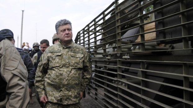 Ukrajinský prezident Petro Porošenko ve vojenském táboře ve Svjatigorsku