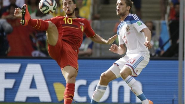 Belgický záložník Eden Hazard (vlevo) připravil rozhodující gól v utkání s Ruskem.