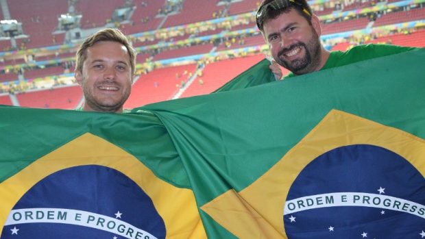 Dva kanárci z Česka v brazilském kotli na zápase domácí reprezentace proti Kamerunu - Will Rust a Jakub Petřina.