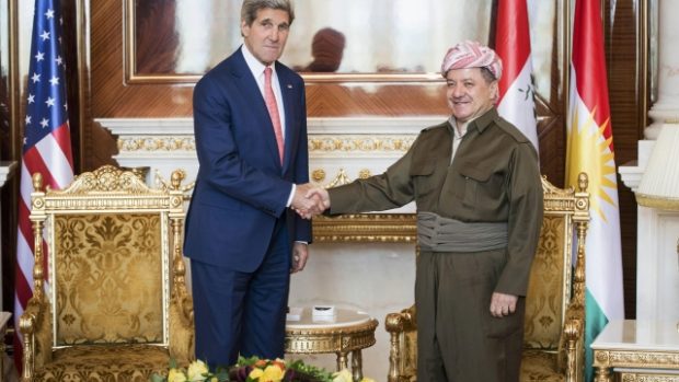 Americký ministr John Kerry se zdraví s prezidentem iráckého Kurdistánu Masúdem Barzáním