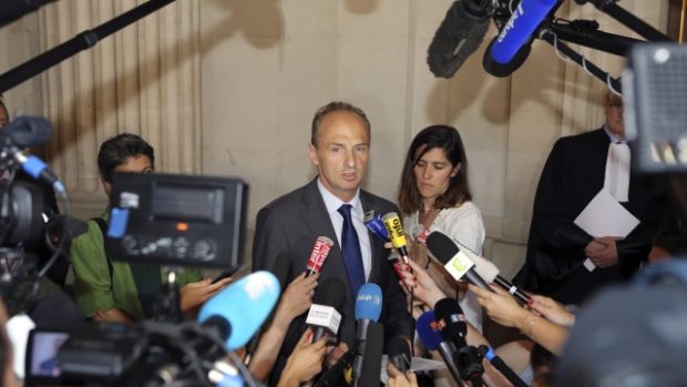 Ošetřující lékař tetraplegika Vincenta Lamberta, doktor Eric Kariger, vystoupil na tiskové konferenci poté, co francouzská Státní rada povolila provedení eutanazie