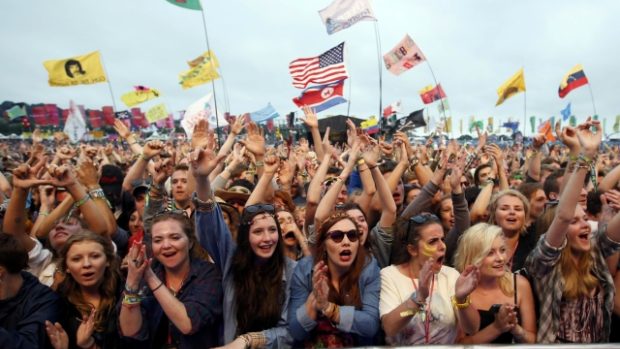 Návštěvníci loňského ročníku proslulého hudebního festivalu Glastonbury v Británii