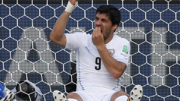 Uruguayec Suarez po souboji s Italem Chiellinim