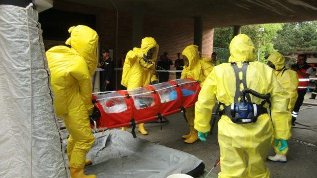 Brněnští záchranáři a hasiči si poprvé vyzkoušeli záchranu osoby s vysoce nakažlivou nemocí