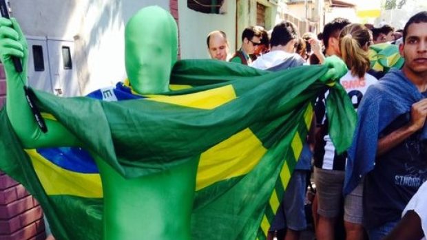 Fanoušci před tréninkovým hřištěm brazilské reprezentace