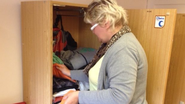 Nové Město na Moravě. Novoměstská nemocnice zakládá šatní banku. Stará se o ní sociální pracovnice Jana Zelená (na snímku)