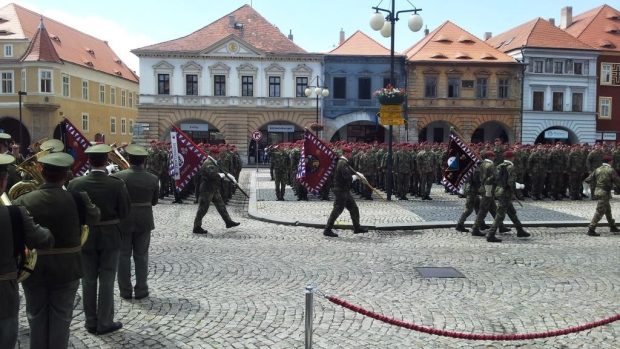 Slavnostní nástup vojáků brigády rychlého nasazení v Žatci