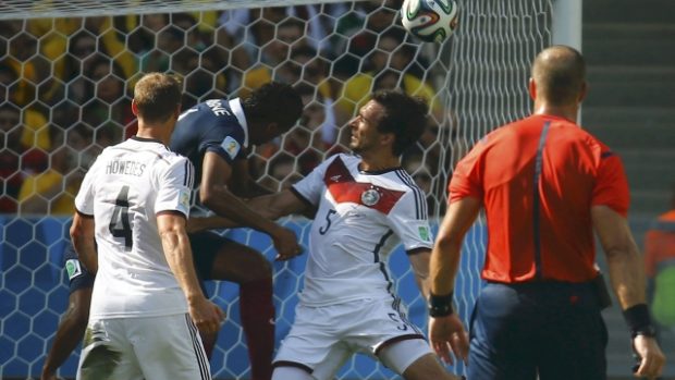 Mats Hummels střílí rozhodující branku 1. čtvrtfinále MS