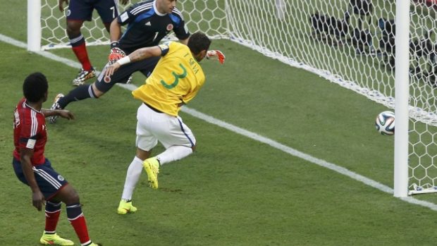 Thiago Silva byl před brankou úplně sám a rozhodl o postupu Brazílie