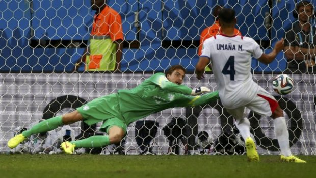 Tim Krul vyráží střelu Umani, a posílá tak Nizozemsko do semifinále MS