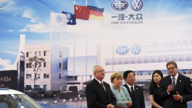Kancléřka Angela Merkelová, ředitel společnosti Volkswagen Martin Winterkorn  a prezident FAW Group  Xu Jianyi na návštěvě továrny FAW-Volkswagen v provincii S´čchuan