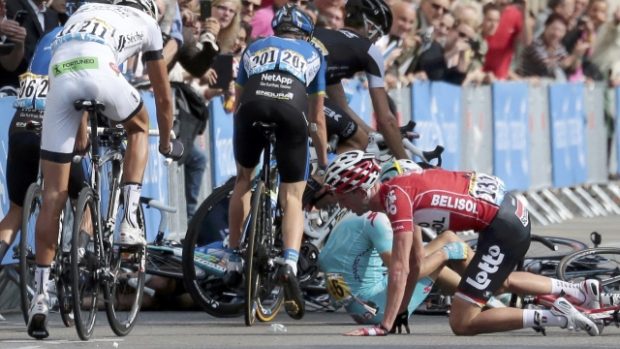 Pádu v poslední zatáčce sedmé etapy v Nancy se nevyhnulo hned několik cyklistů