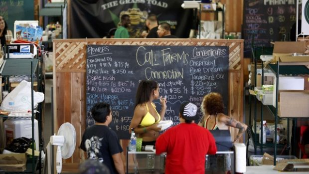 Lidé nakupují marihuanu na farmářském trhu v Los Angeles