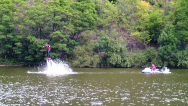 Reportér Michal Jurman vyzkoušel flyboarding na vlastní kůži