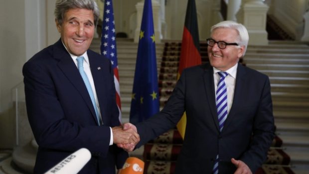 Šéf americké diplomacie John Kerry (vlevo) a německý ministr zahraničí Frank-Walter Steinmeier
