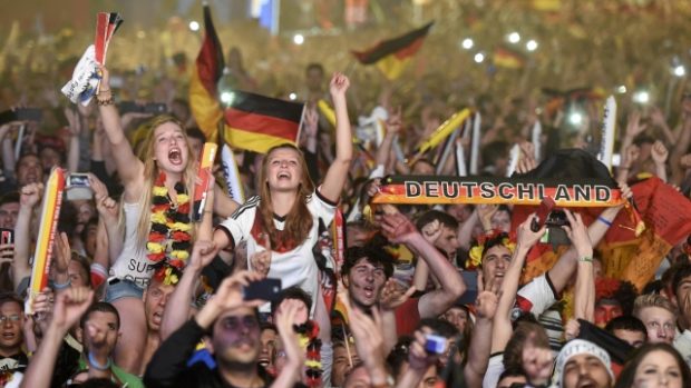 Berlín. Němečtí fanoušci sledují na velkoplošných obrazovkách finále MS ve fotbale