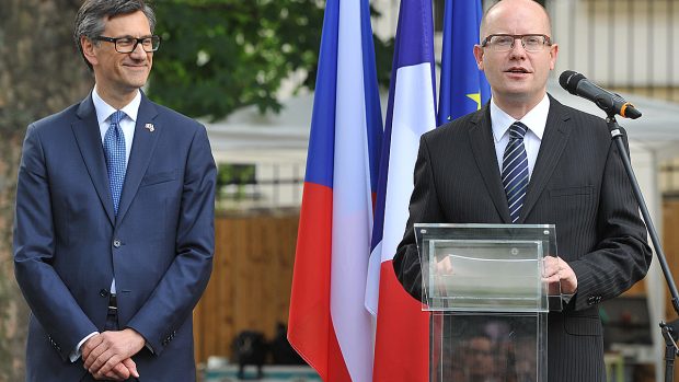 Francouzská recepce pořádaná při příležitosti výročí pádu Bastily, Bohuslav Sobotka (vpravo) a Jean-Pierre Asvazadourian