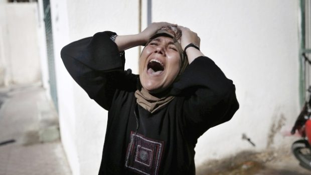 Matka oplakává palestinské dítě, zabité údajně při střelbě izraelského námořnictva