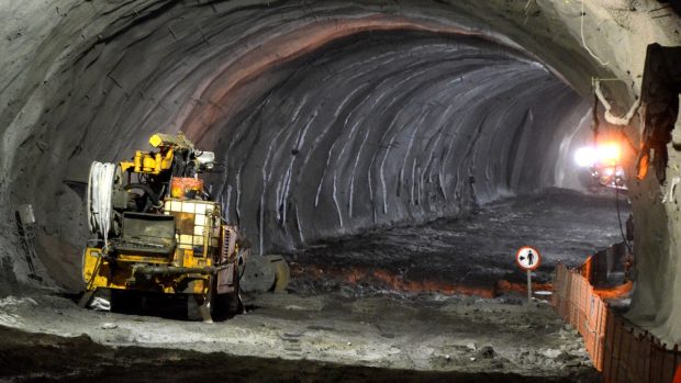 Takhle v budoucnosti tunel vypadat nebude. Chybí mu ještě betonové opláštění, silnice a svodidla