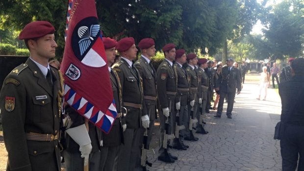 Pohřeb desátníka Jana Šenkýře v Hradci Králové