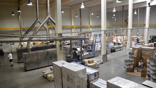 Výrobní hala, vlevo nahoře potrubí, kterým putuje těsto ze zásobníků k lince